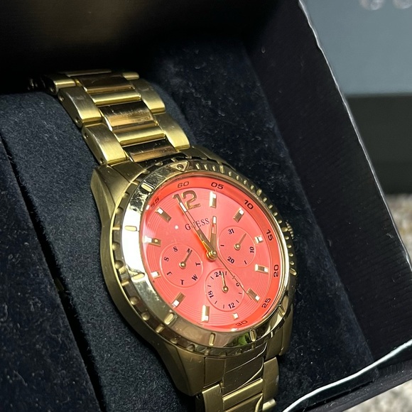 Guess watch for woman’s or man. Unisex - Picture 2 of 3